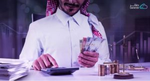 شخص بالزي السعودي يقوم بعد أموال