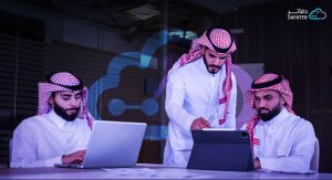موظفين بالزي السعودي يعملون على الكمبيوتر