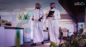 شخصان بزي سعودي يناقشان الأعمال