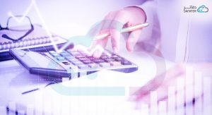 يد تقوم بحسابات على الآلة الحاسبة